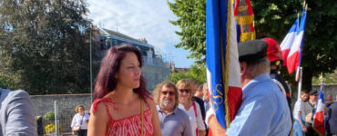 Camille Binet-Dezert et Jacques Corbel, élus Etampes en Commun, saluent les porte-drapeaux