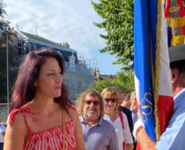 Camille Binet-Dezert et Jacques Corbel, élus Etampes en Commun, saluent les porte-drapeaux
