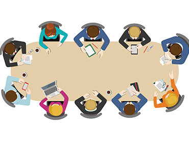 Tribune du 20/10/23 - Chronique du mandat de trop. Episode 2 : le système des embauches douteuses et des détournements de moyens. À deux reprises, le rapport de la Chambre Régionale des Comptes met en lumière un « système » ayant bénéficié à quelques agents et conduit à des « détournements ». Ce système, c’est d’abord celui du cabinet du maire dont la taille est « excessive ». Ce cabinet, dès le retour aux affaires du Maire et jusqu’en 2022, a repris la gestion directe du service médiation. En plus des deux collaborateurs de cabinet que lui accordent la loi, le Maire mobilise depuis 2020 trois agents pour rédiger ses courriers, gérer son fichier ou superviser des services placés sous son autorité directe. La première recommandation du rapport demande de régulariser cette situation. Ce système, c’est celui du détournement des cartes carburants, dont le coût a augmenté de 60 000€ depuis le retour aux affaires du Maire. Un collaborateur de cabinet et deux agents reconnaissent avoir utilisé leur carte carburant pour remplir leur véhicule personnel, soit plusieurs milliers d’euros de détournement chaque année. Ce système, c’est aussi celui du recours « irrégulier » aux heures supplémentaires, jusqu’à cinq fois plus que la moyenne nationale. De même, le montant des astreintes passe de 116 000€ en 2020 à 145 000€ en 2021. Selon le rapport, 5 agents bénéficient de plus de 40 semaines d’astreinte ; 14 agents concentrent 40% des heures supplémentaires. Déjà, en 2020, Médiapart révélait qu’un membre du cabinet avait bénéficié de 430 heures supplémentaires en 2016, quand elles sont normalement limitées à 25h par mois. Ce système, c’est celui qui a permis à un agent, de toucher « sur un compte particulier » des subventions pour encadrer un voyage en Espagne en 2017, sous couvert de deux associations créées pour l’occasion « quelques semaines avant le départ » dont il était président et trésorier. Le rapport est clair « la commune n’aurait pas dû verser ces fonds ». Ce système, c’est celui qui a permis à quatre agents de bénéficier d’un logement pour des fonctions de « gardiennage » qu’ils n’exercent pas. Plutôt que de mettre fin à cette situation, la commune, « à la faveur du présent rapport », a requalifié ce logement en « convention d’occupation précaire ». Chacun jugera. Ce système, enfin, c’est celui qui, entre juillet et décembre 2020, avec Gilles Bayart comme adjoint aux finances, a réembauché 5 médiateurs et dont le contrôle est « déficient », et l’organisation « peu satisfaisante ». Parmi les 10 agents du service, 6 ont un casier. Le rapport pointe « un système ayant permis à deux agents de demeurer au service de la commune malgré de graves fautes », en l’occurrence, des violences sur mineur dans l’exercice de leurs fonctions ayant conduit à 45 jours d’ITT. Ces deux médiateurs, lourdement condamnés, ont pourtant été titularisés en 2018 et en 2022. Le premier a été, le 15 janvier 2022 « identifié par la vidéo-surveillance de la polie municipale en train de déambuler dans les rues de la commune armé d’un fusil à pompe ». Le service RH a demandé sa suspension mais, note le rapport « aucun conseil de discipline n’a été convoqué ». Un cabinet surdimensionné, des cartes carburants détournées, des compléments de revenu payés en heures supplémentaires, des subventions qui atterrissent sur des comptes personnels, des logements de fonctions indus, des médiateurs violents. Voilà l’ampleur du système Marlin, qui s’est recomposé en 2020, avec la bénédiction de celui qui était alors adjoint aux finances. La honte. Mathieu HILLAIRE, Camille BINET-DEZERT, Jacques CORBEL, Maryline COMMEIGNES. http://www.etampesencommun.fr / contact@etampesencommun.fr