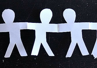 Samedi 22 février, Mulhouse a été frappée par un terrible attentat au couteau, qui a coûté la vie à une personne et blessé plusieurs policiers municipaux. L'assaillant, connu pour sa radicalisation, était par ailleurs sujet à des troubles schizophréniques. Face à cette tragédie, en réponse aux faiseurs de haine qui cherchent à diviser notre nation, nous devons rester unis et solidaires. Nos pensées vont aux victimes et à leurs familles, ainsi qu'aux forces de l'ordre qui risquent leur vie pour notre sécurité. Les deux policiers municipaux, blessés, qui sont parvenus à stopper le terroriste, ont fait honneur à leur métier, à leur engagement, et à notre pays. Nous leur rendons un hommage appuyé Il est crucial de renforcer les mesures de prévention et de lutte contre la radicalisation. Il est urgent de renforcer les moyens de la justice, pour que les violents soient jugés avec célérité, fermeté et efficacité. Il est essentiel d'accroitre les moyens alloués aux soins psychiatriques, pour que les patients, violents ou non, soient davantage encadrés, et pris en charge avec efficacité. Enfin, il est clair que cet assaillant, soumis à une obligation de quitter le territoire français, en raison des risques de trouble à l'ordre public qu'il générait, aurait dû être expulsé. Pour cela, il y a urgence à changer de méthode, à renforcer les accords bilatéraux et la coopération avec les pays tiers, pour que les nationalités soient reconnues et les laissez-passer consulaires délivrés. Les meilleurs alliés des violents, qui cherchent à mettre en cause notre fraternité et notre commune humanité, sont ceux qui manquent de sang froid, de prise de recul, qui se fendent en généralisations excessives et en déclarations à l'emporte pièce. Comme élus, nous continuerons d'agir, de proposer, de réclamer des moyens et des décisions guidées par le seul souci de l'efficacité.