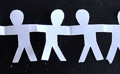 Samedi 22 février, Mulhouse a été frappée par un terrible attentat au couteau, qui a coûté la vie à une personne et blessé plusieurs policiers municipaux. L'assaillant, connu pour sa radicalisation, était par ailleurs sujet à des troubles schizophréniques. Face à cette tragédie, en réponse aux faiseurs de haine qui cherchent à diviser notre nation, nous devons rester unis et solidaires. Nos pensées vont aux victimes et à leurs familles, ainsi qu'aux forces de l'ordre qui risquent leur vie pour notre sécurité. Les deux policiers municipaux, blessés, qui sont parvenus à stopper le terroriste, ont fait honneur à leur métier, à leur engagement, et à notre pays. Nous leur rendons un hommage appuyé Il est crucial de renforcer les mesures de prévention et de lutte contre la radicalisation. Il est urgent de renforcer les moyens de la justice, pour que les violents soient jugés avec célérité, fermeté et efficacité. Il est essentiel d'accroitre les moyens alloués aux soins psychiatriques, pour que les patients, violents ou non, soient davantage encadrés, et pris en charge avec efficacité. Enfin, il est clair que cet assaillant, soumis à une obligation de quitter le territoire français, en raison des risques de trouble à l'ordre public qu'il générait, aurait dû être expulsé. Pour cela, il y a urgence à changer de méthode, à renforcer les accords bilatéraux et la coopération avec les pays tiers, pour que les nationalités soient reconnues et les laissez-passer consulaires délivrés. Les meilleurs alliés des violents, qui cherchent à mettre en cause notre fraternité et notre commune humanité, sont ceux qui manquent de sang froid, de prise de recul, qui se fendent en généralisations excessives et en déclarations à l'emporte pièce. Comme élus, nous continuerons d'agir, de proposer, de réclamer des moyens et des décisions guidées par le seul souci de l'efficacité.